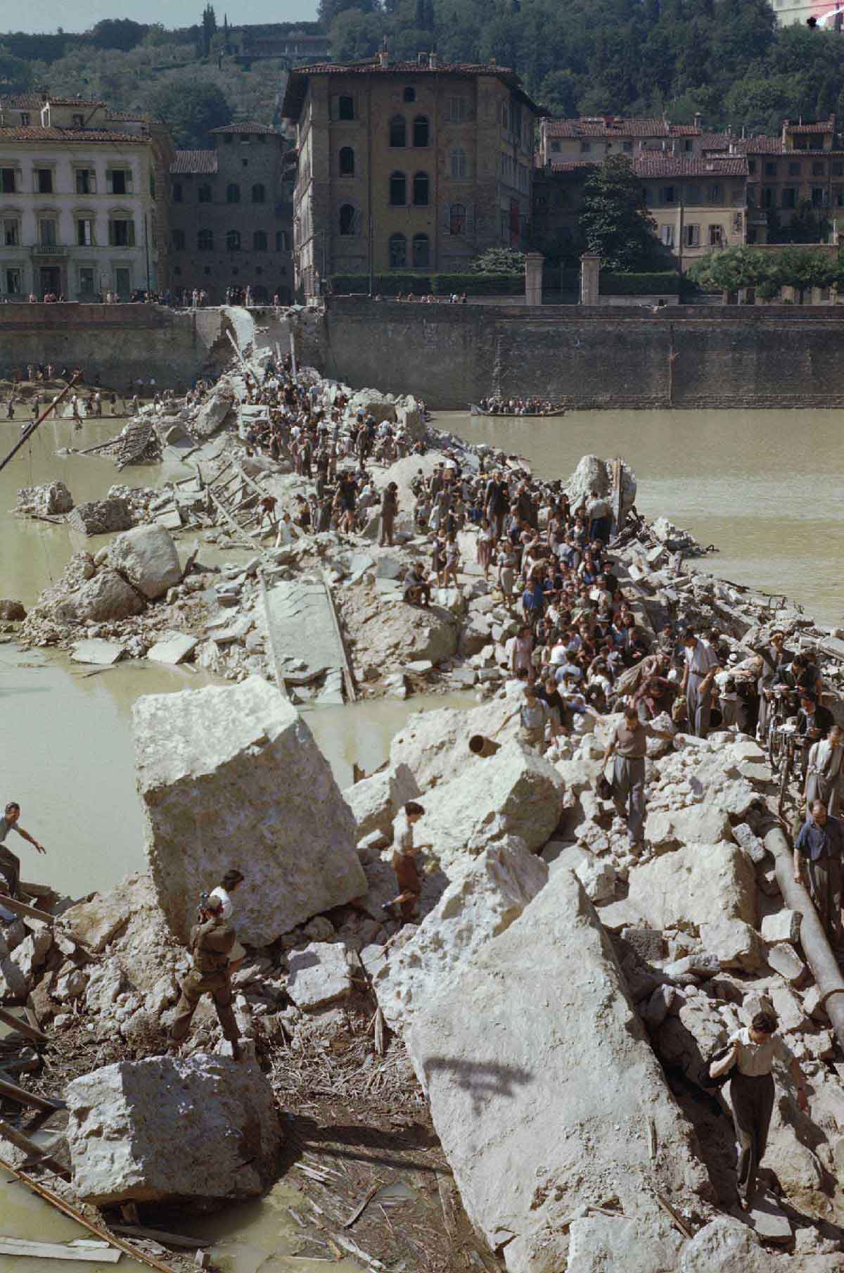 Civili attraversano l’Arno sulle macerie del Ponte alla Grazie (War Imperial Museum, London)