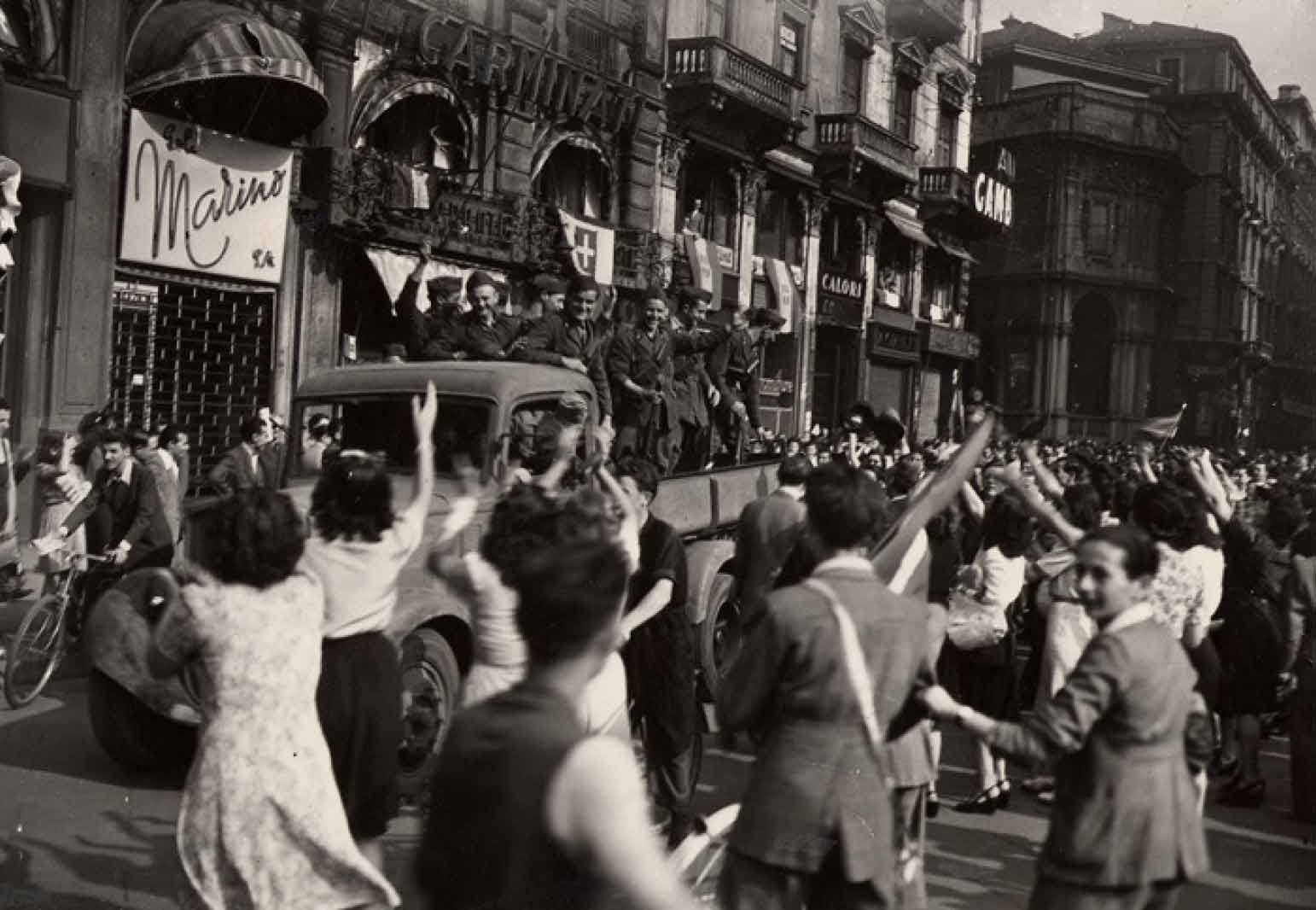 Folla festante accoglie l’ingresso dei partigiani in piazza Duomo Milano 26-29 aprile 1945
