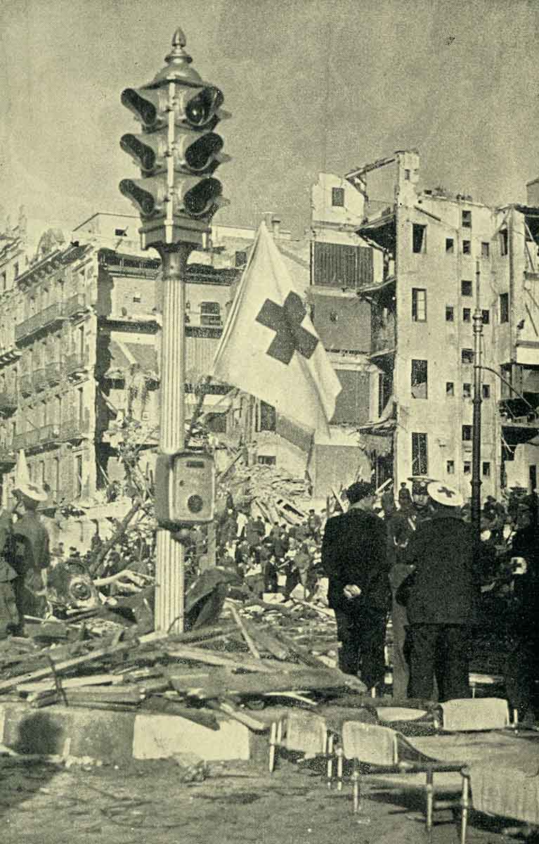 Barcellona?. Rovine dopo i bombardamenti dell'aviazione italo-tedesca. Al centro un semaforo con la bandiera della Croce Rossa Internazionale