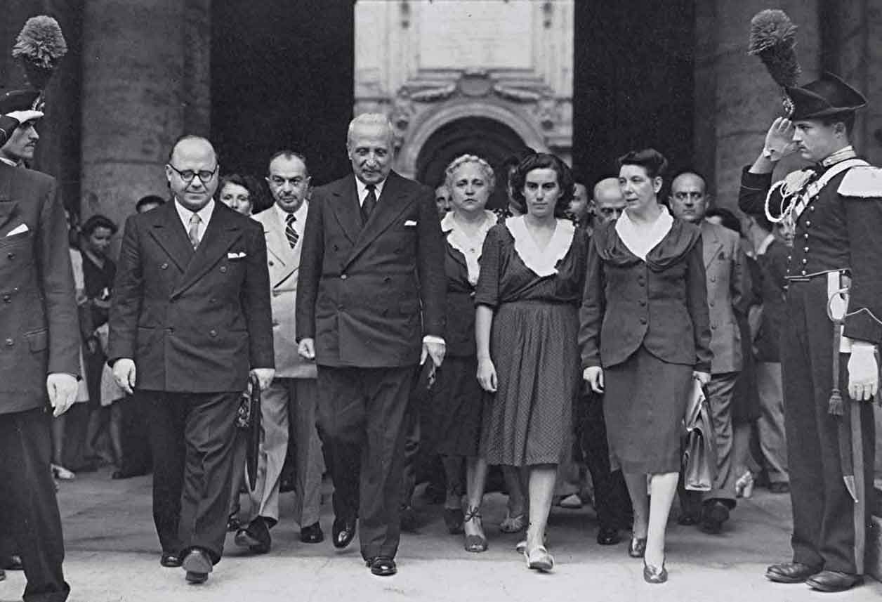 Enrico De Nicola con alcune donne elette nell'Assemblea Costituente