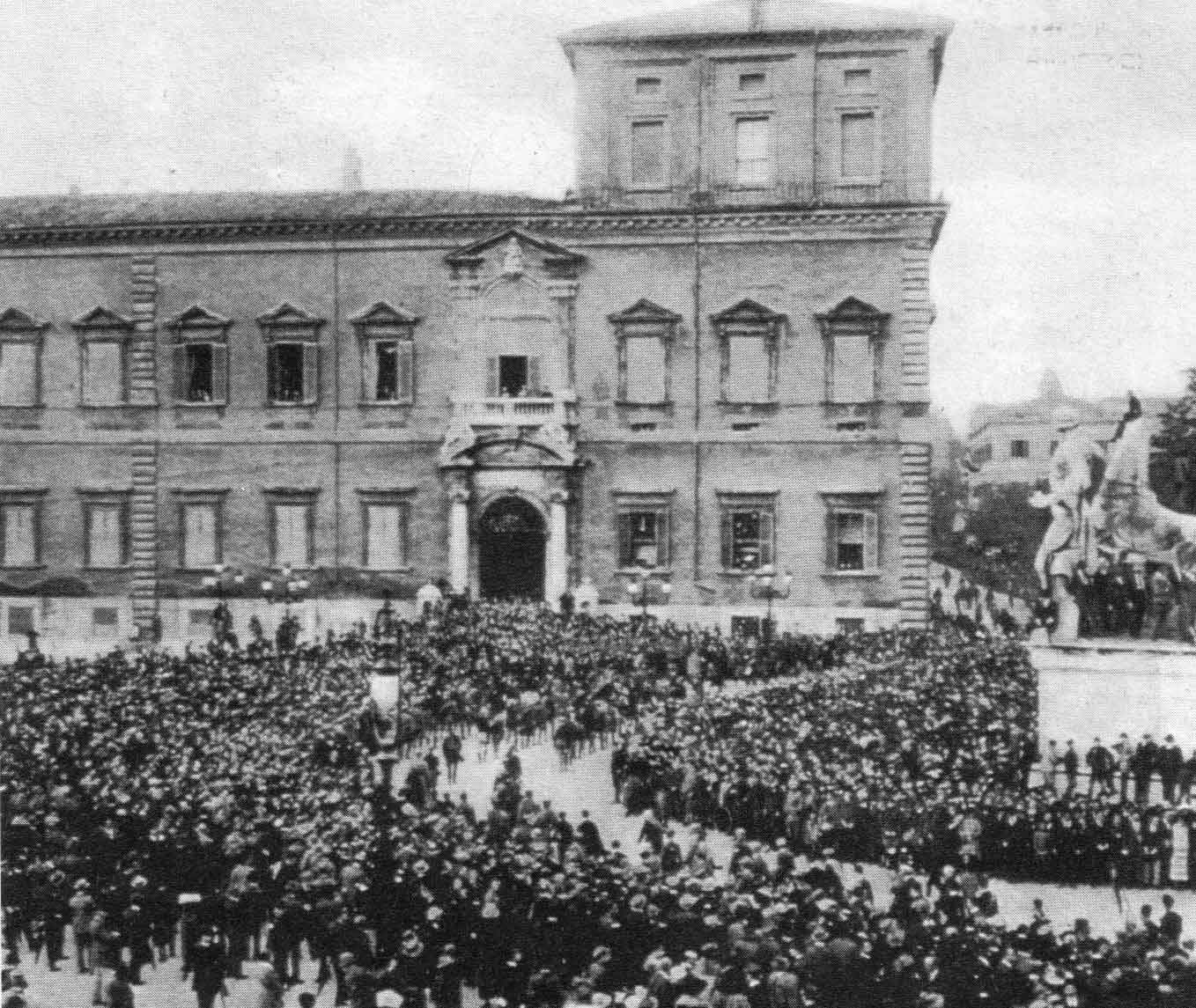Le camicie nere sfilano il 31 ottobre 1922 davanti al Quirinale