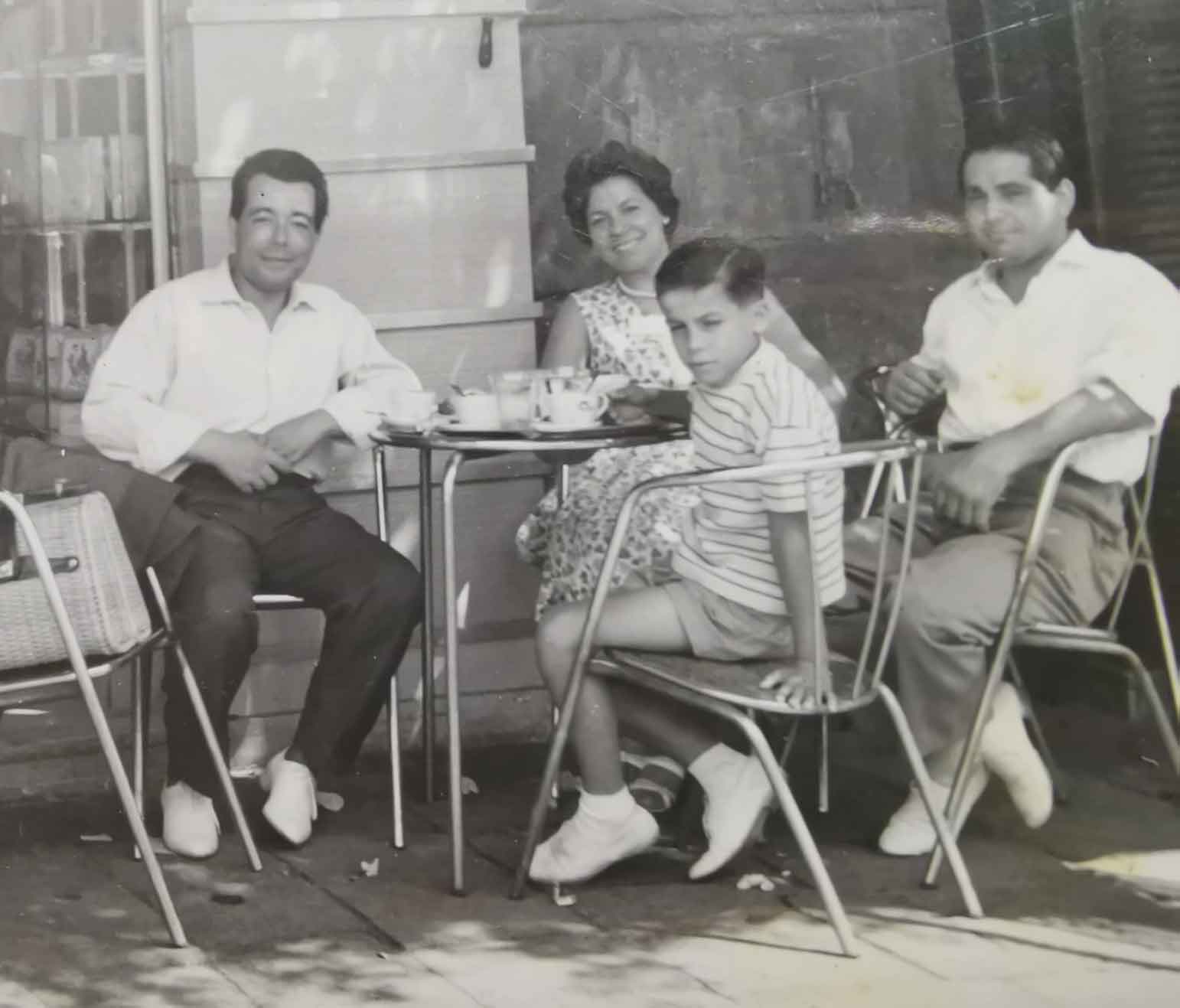 Mario Di Maio con la sorella in un bar di San Lorenzo dopo la guerra