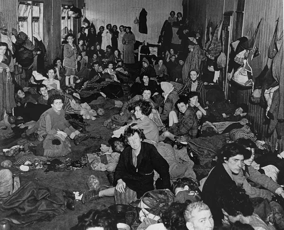 Sopravvissute nelle baracche per rom e sinti nel campo di Bergen Belsen, 17 aprile 1945