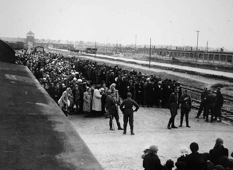 Arrivo di un convoglio di deportati al campo di concentramento di Auschwitz