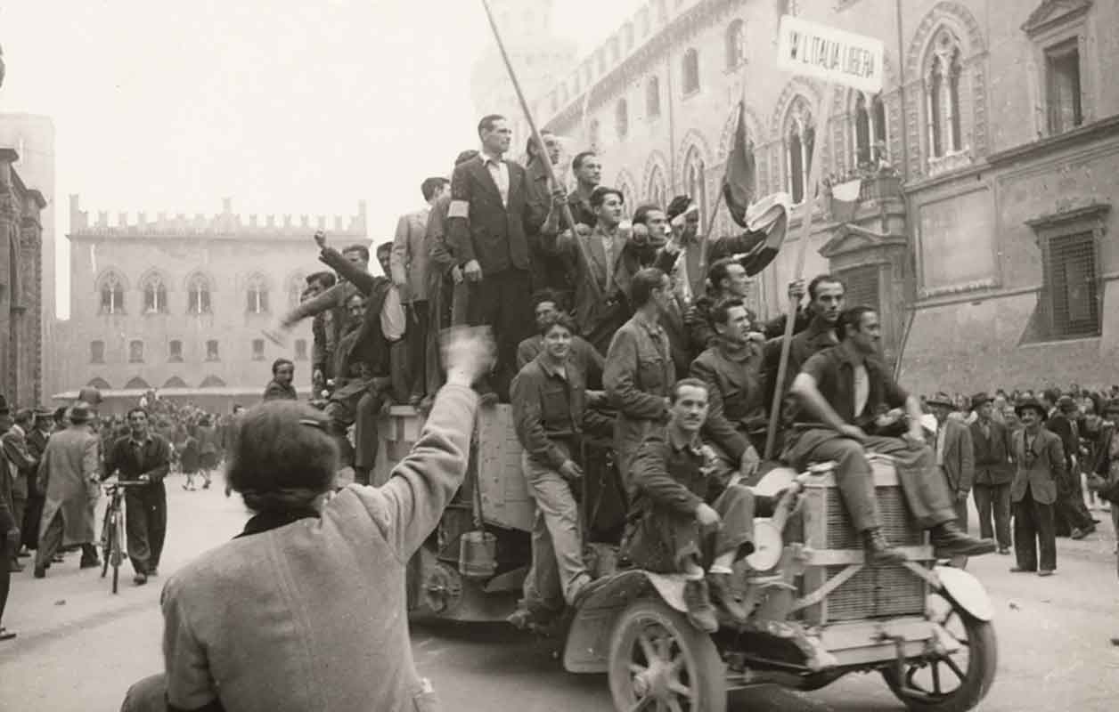 Partigiani in Piazza Maggiore, 21 aprile 1945