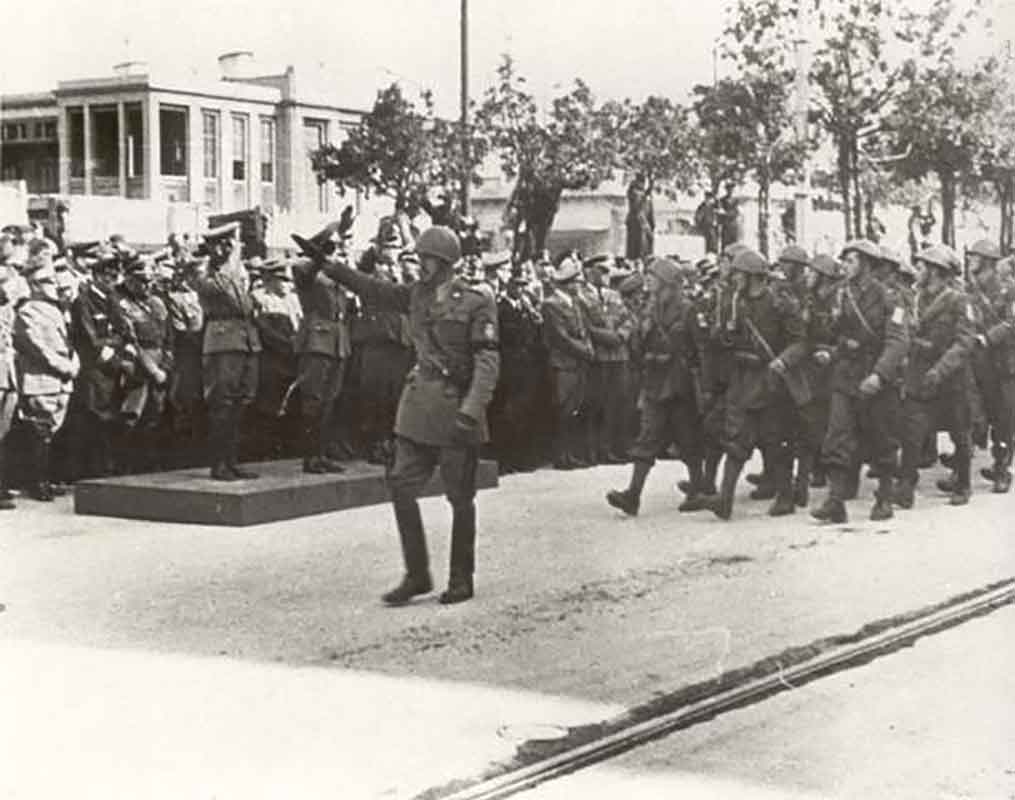 Un reparto della Rsi sfila davanti alle autorità naziste a Trieste