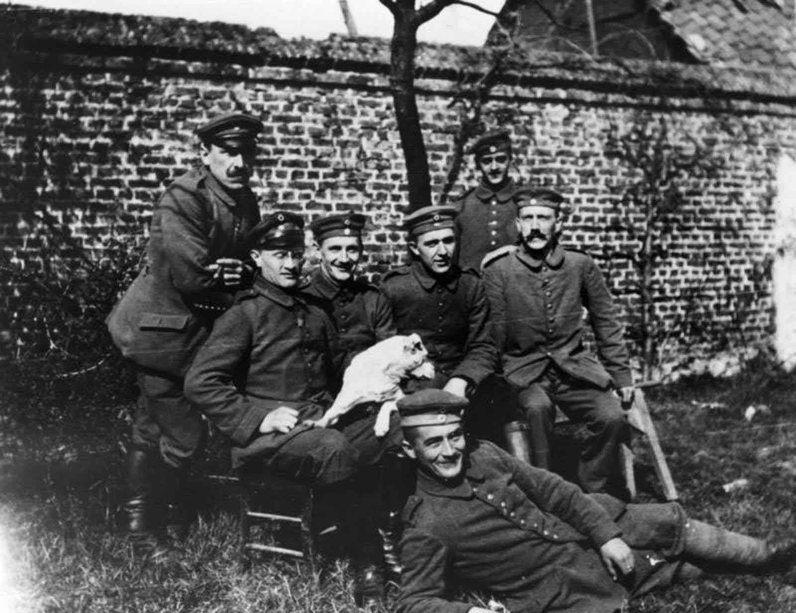 Adolf Hitler (primo da destra seduto) durante la Prima guerra mondiale