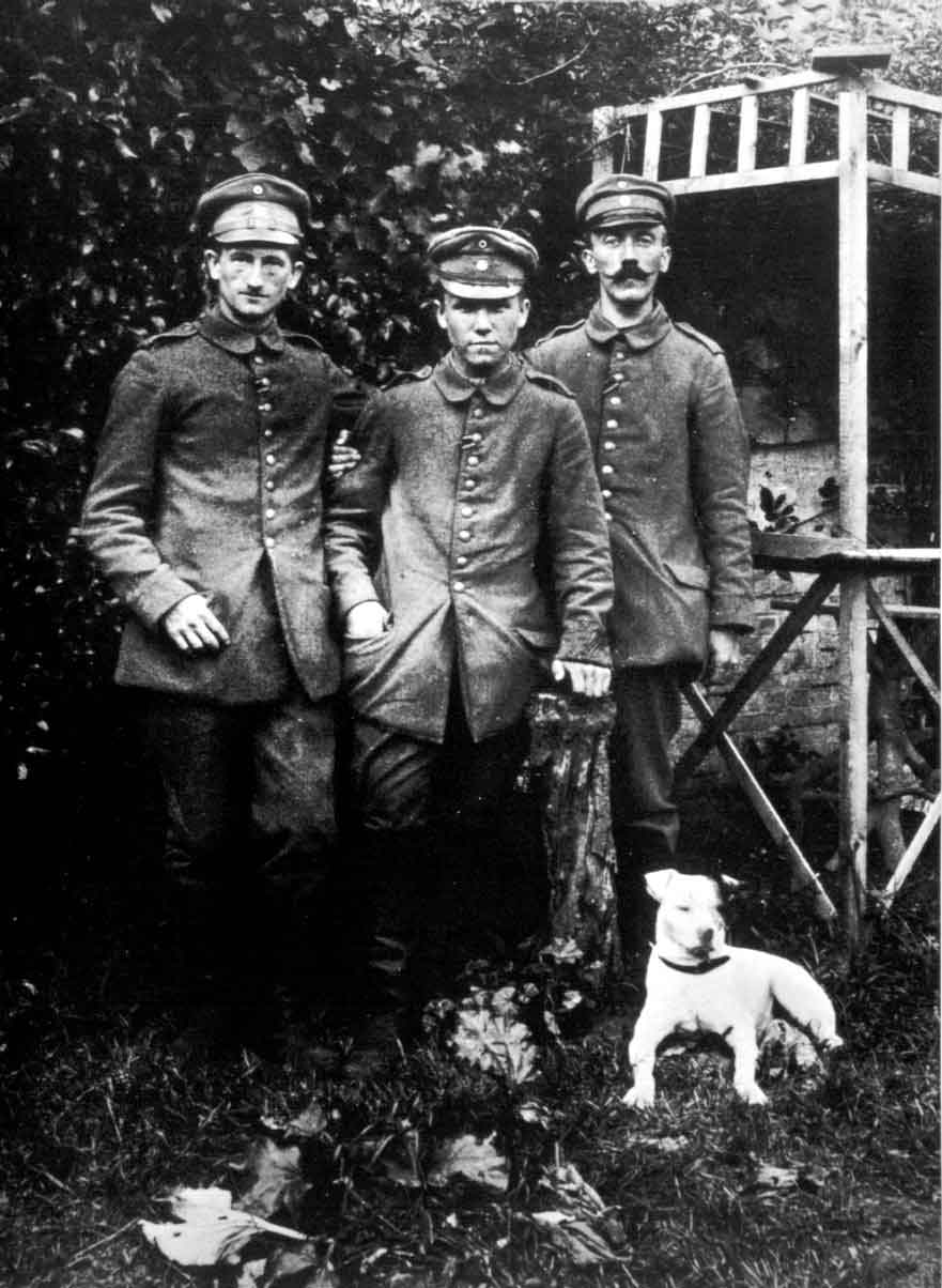 Hitler (a destra) con altri due soldati dell'esercito tedesco