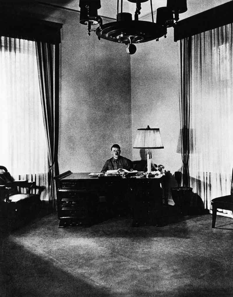 Adolf Hitler, nel suo ufficio alla Braunes Haus