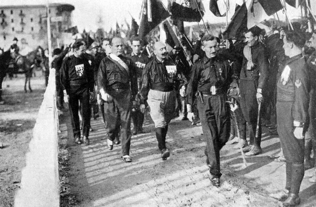 Benito Mussolini con le Camicie Nere durante la Marcia su Roma, 1922