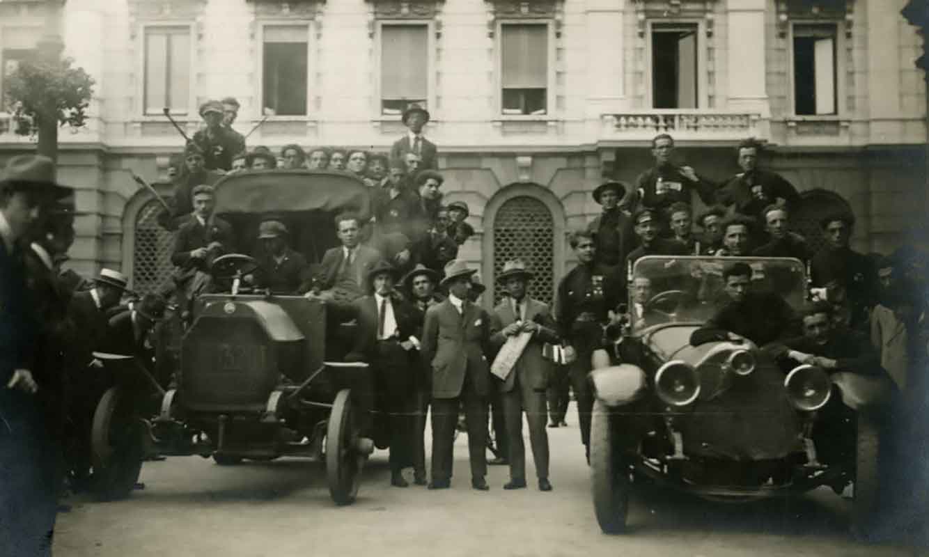 Camion e auto con fascisti occupanti il Palazzo Marino