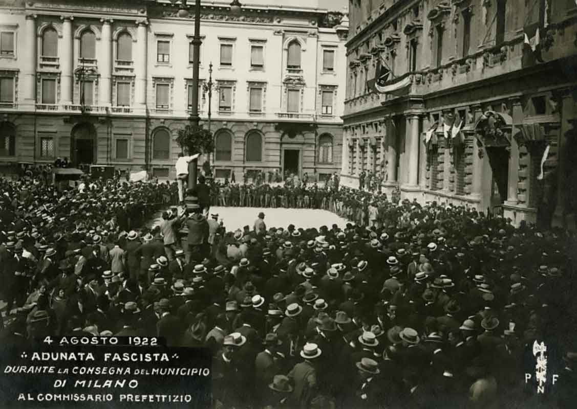 Adunata fascista durante la consegna del municipio di Milano al commissario prefettizio