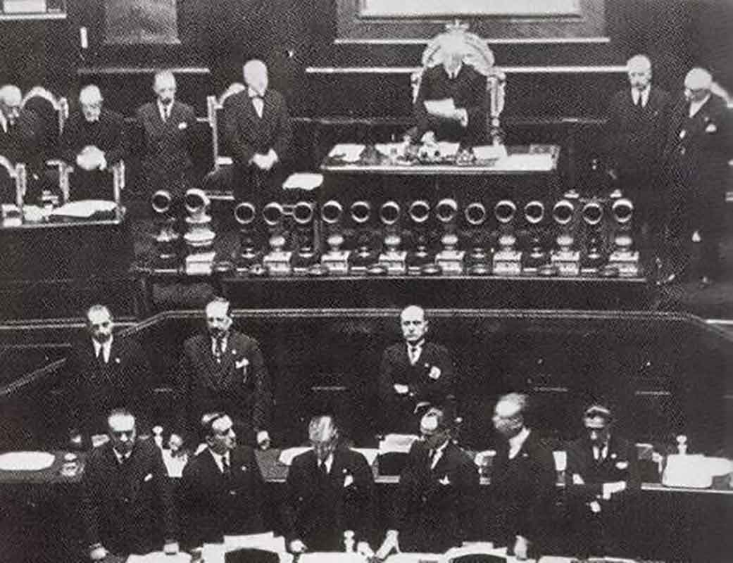 Mussolini pronuncia in Parlamento il suo discorso