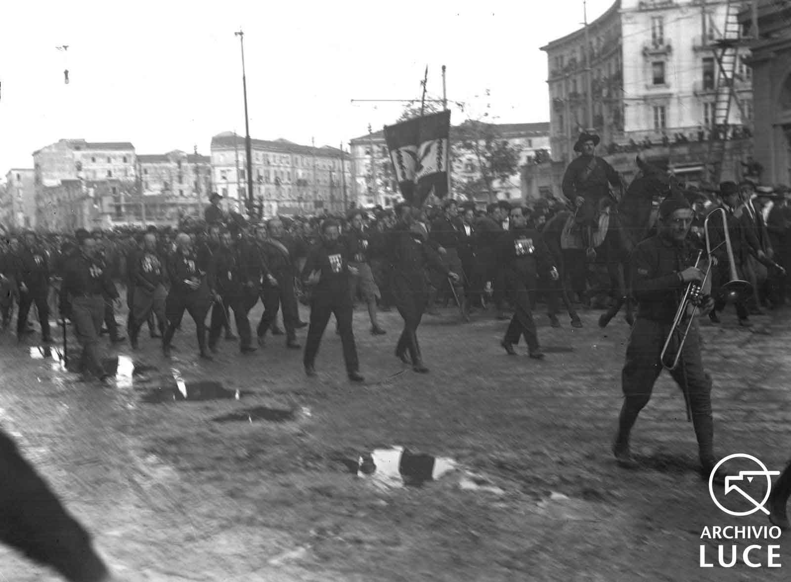 Marcia su Roma, Mussolini in camicia nera fra i quadriumviri
