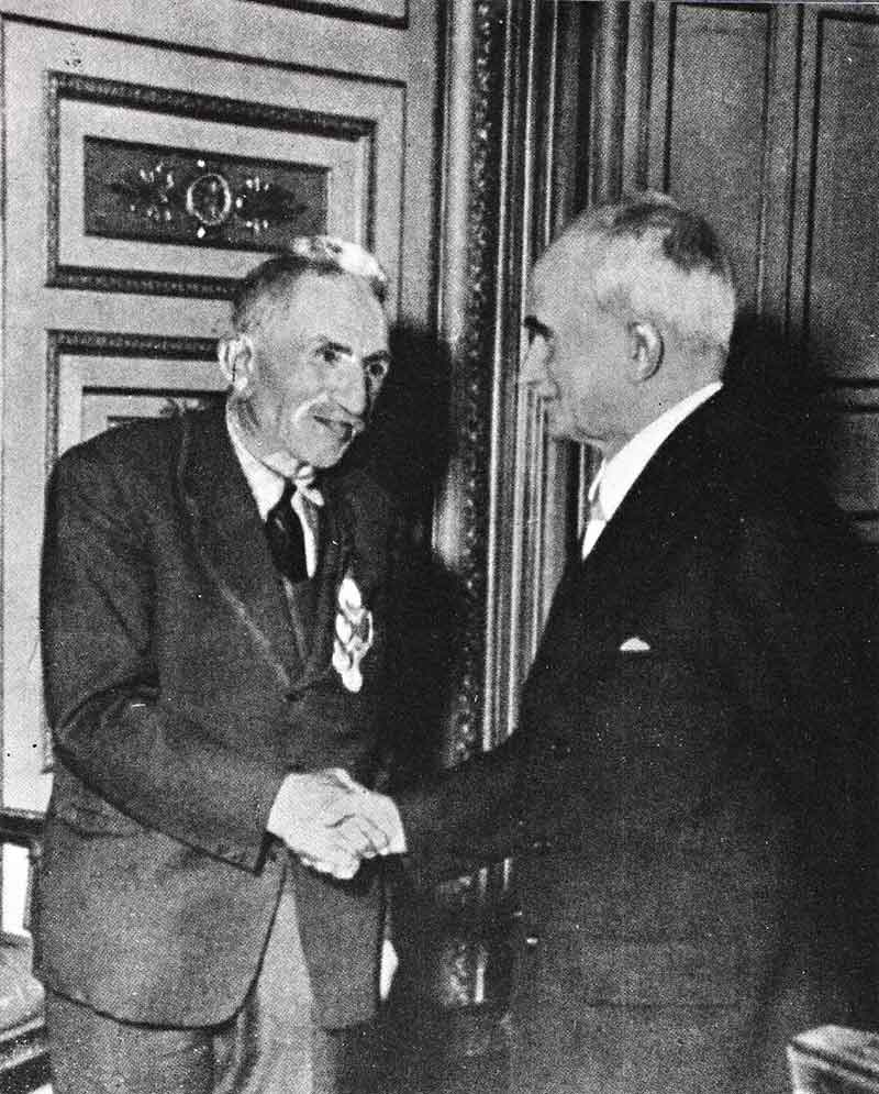 Alcide Cervi incontra il presidente della Repubblica, Luigi Einaudi, 1954