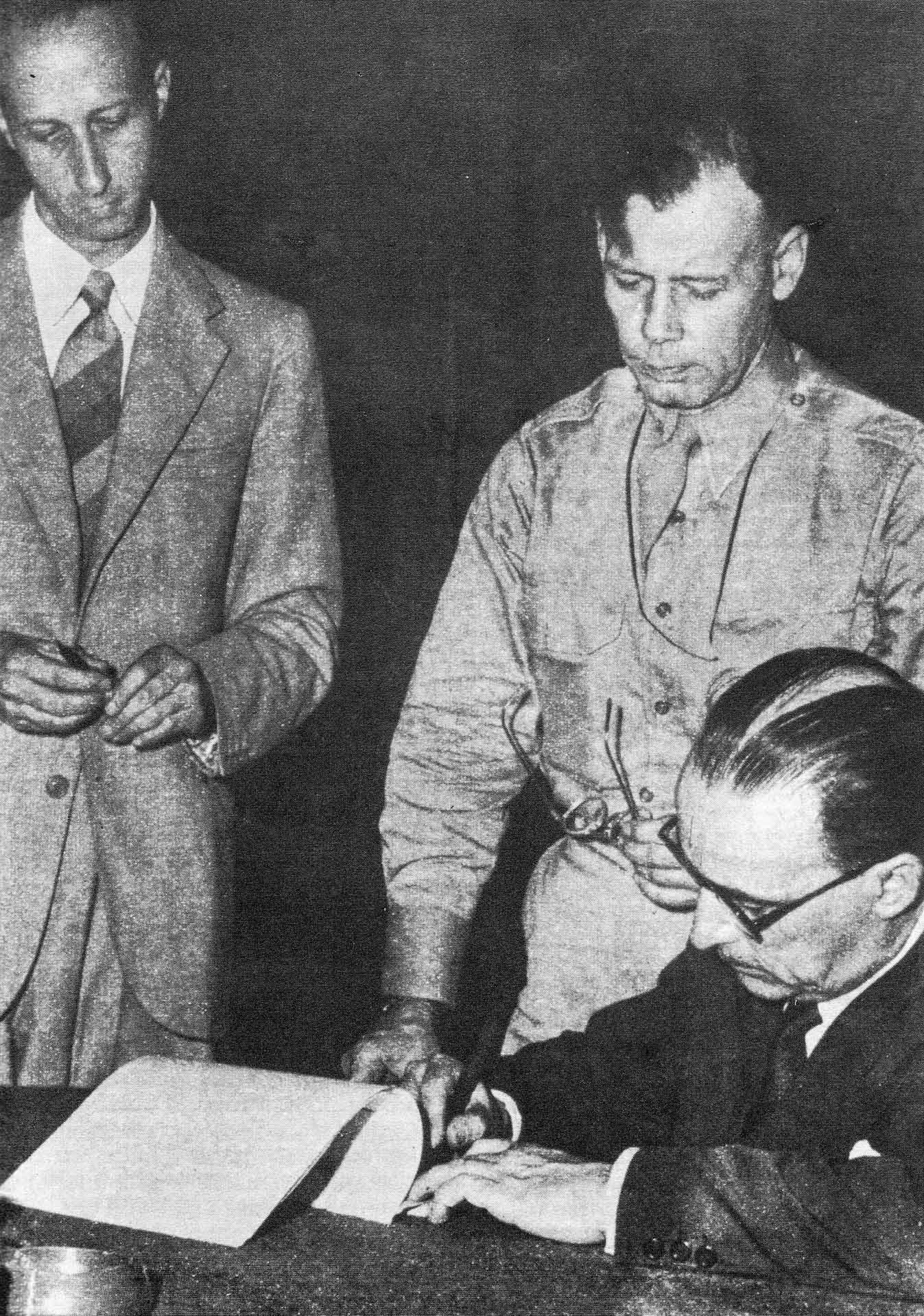 Il generale Giuseppe Castellano firma l’armistizio