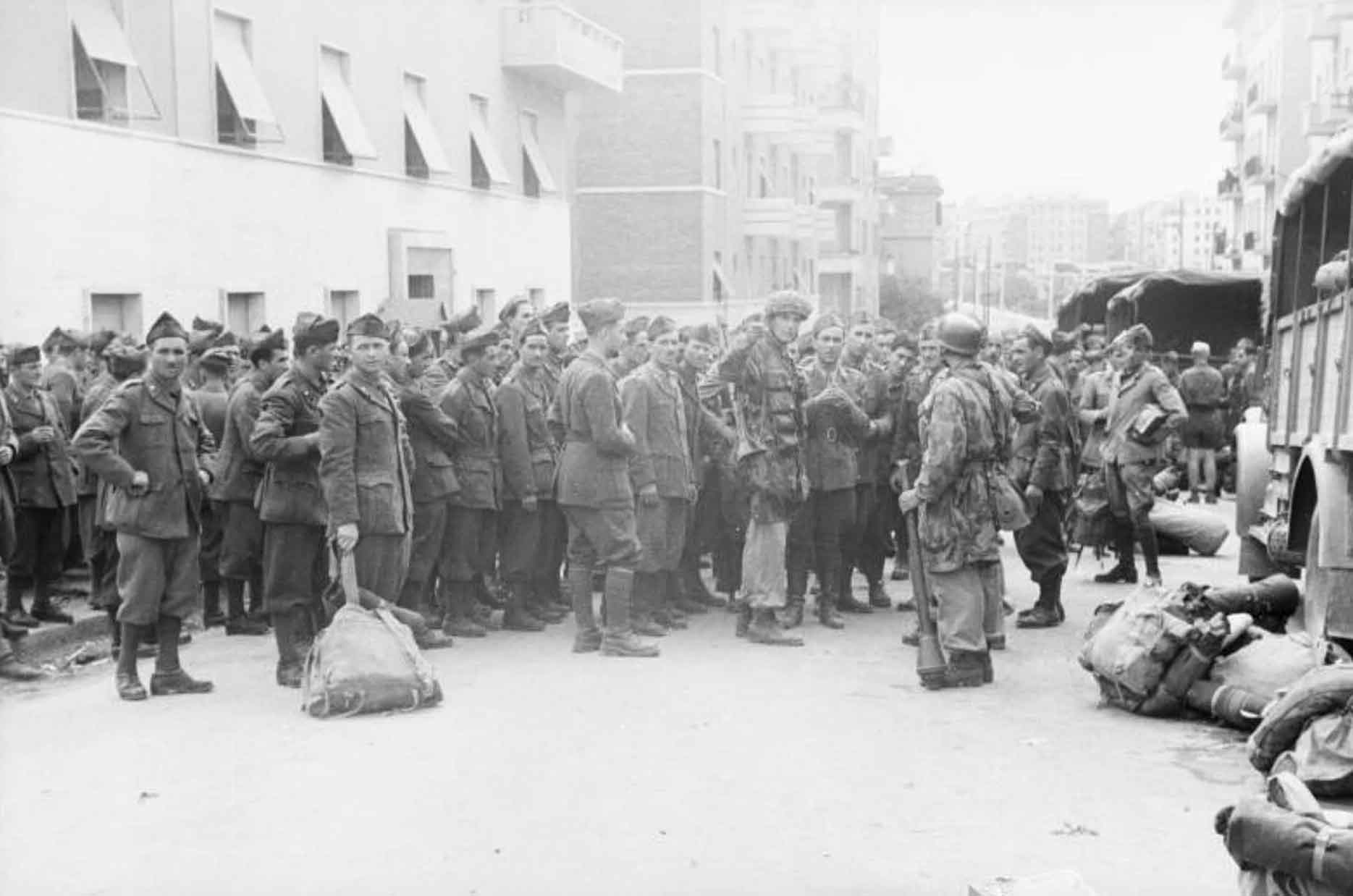 Militari italiani dopo essere stati disarmati dai tedeschi