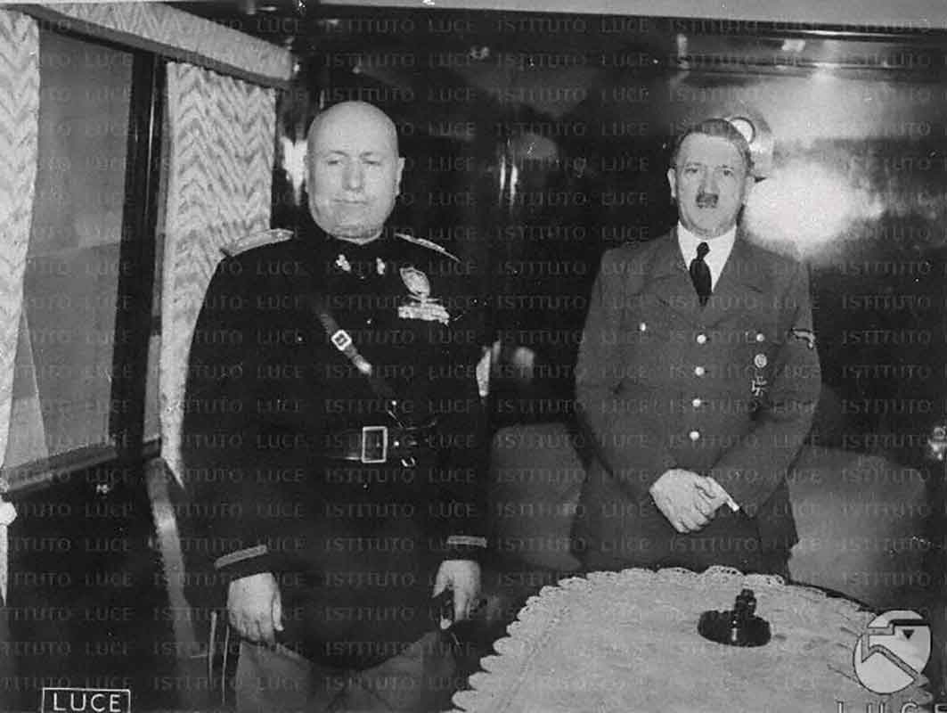 Mussolini e Hitler in posa all'interno di uno scompartimento del treno