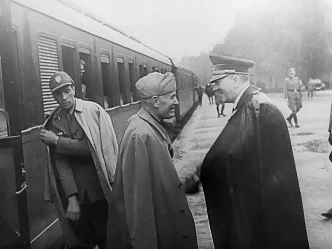 Hitler, con il braccio al collo dopo il fallito attentato, accoglie Mussolini a Rastenburg