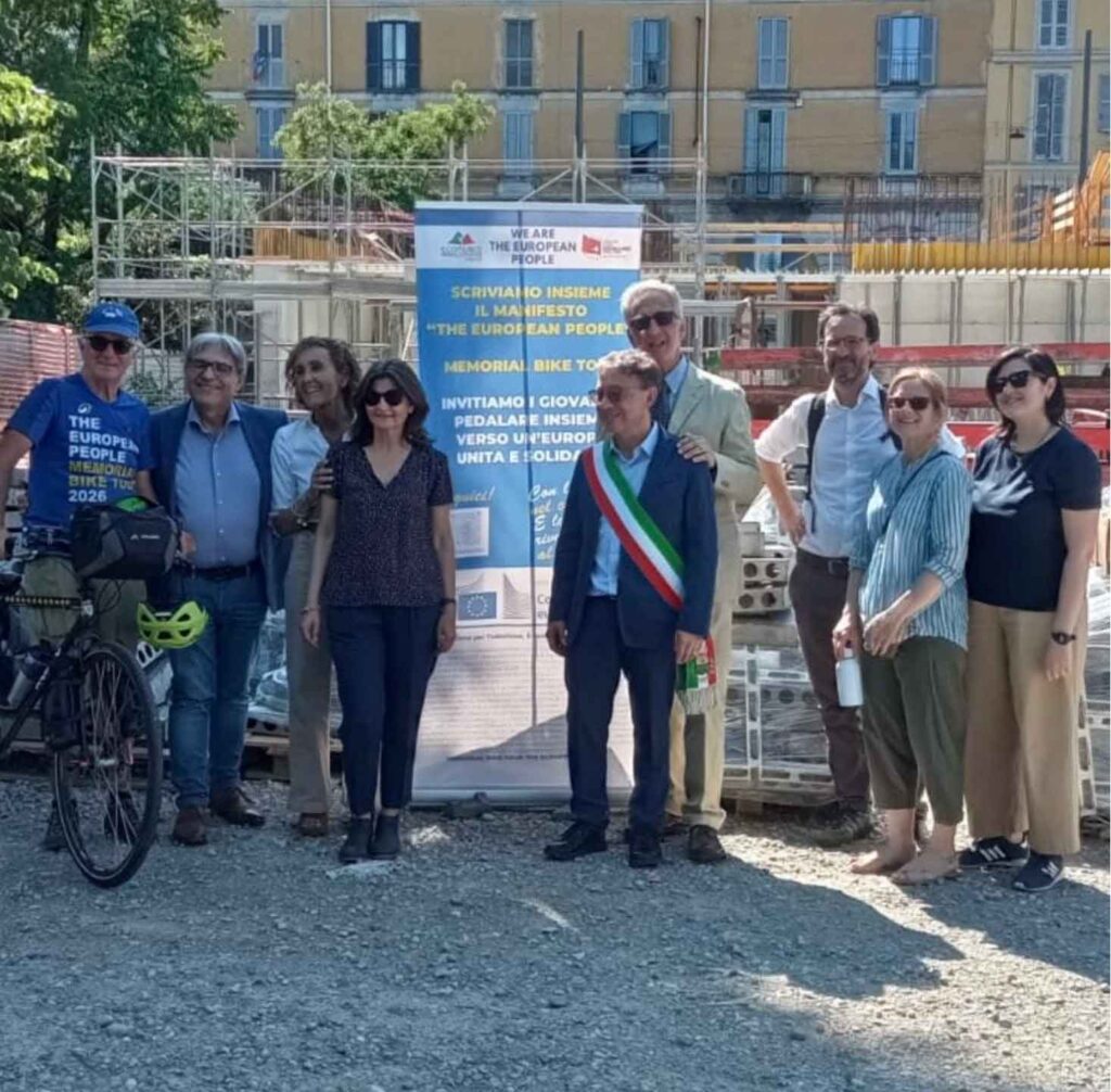 Il viaggio della memoria fa tappa al cantiere del museo: la visita del ciclista europeo Giovanni Bloisi
